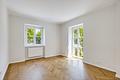 Privatgarten und Altbau-Ambiente: Charmante 3-Zimmer-Wohnung am Schlosskanal - Lichtdurchfluteter Wohnbereich
