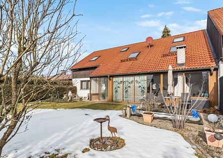 Kauf mit Rückanmietung: Stilvolles Reihenhaus mit Ausbaupotenzial und Wintergarten - Außenansicht