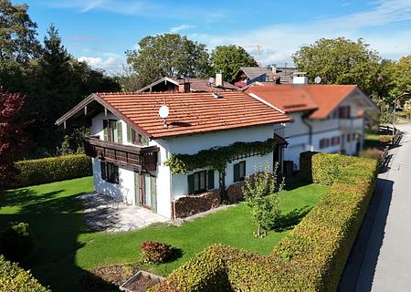 Baugrundstück mit Altbestand/Abbruch in Neubeuern – sonnige und gefragte Lage im schönen Inntal - Blick zum Altbestand-Abbruch