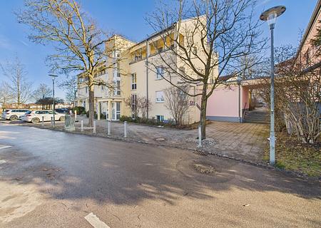 zur Kapitalanlage: Schöne Maisonette-Dachterrassenwohnung mit großem Ostbalkon - Aussenansicht 