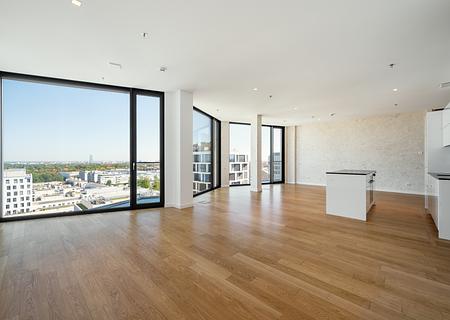 Loft-Style und 180°-Panorama: Design-Domizil im 14. Geschoss des Friends Tower 2 - Großzügiger Wohnbereich