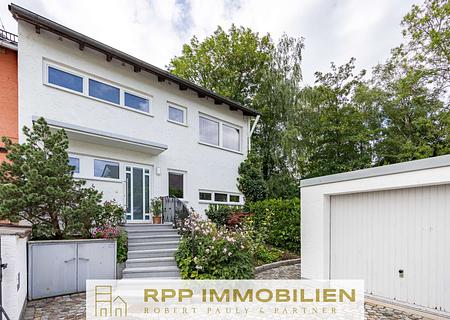 Familienidylle im Grünen – stilvoll modernisiertes Reiheneckhaus in ruhiger Lage von Karlsfeld - Hausansicht