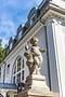 Neuklassizistisches Juwel: Beeindruckendes Stadt-Palais von 1911 mit park­ähnlichem Garten - Historische Putto-Skulptur