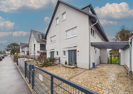Solln: Baujahr 2023: Moderne Doppelhaushälfte mit schönem Westgarten und Carport - Strassenansicht
