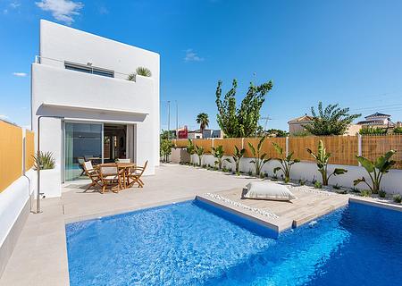 Zweigeschossige Villen mit 3 Schlafzimmern, 2 Bädern, Vorinstallation Klimaanlage und Privatpool am Golfplatz von La Serena Golf