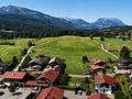 Mitten im Ort und die Berge im Blick – Baugrundstück in besonderer Lage! - Luftansicht Berge