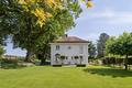 Zeitlos elegante Villa mit Natur-Schwimmteich und prachtvollem Parkgarten in Ammerland - Weitläufiger Garten