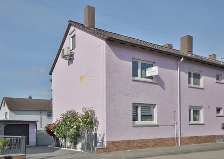 BIETERVERFAHREN AB 199.000 €
6 Zimmer | Garten | Garage | Carport | Balkon - Hausvorderseite