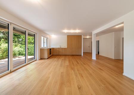 Frisch sanierte 5-Zimmer-Gartenwohnung in der Menterschwaige - Sanierte 5-Zimmer-Gartenwohnung mit großzügigem Grundriss