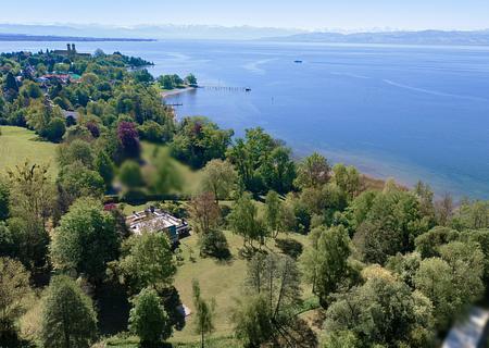 Rarität mit Alpen-Panorama und Seezugang: Ikonische Architekten-Villa mit hoher Privatsphäre - 30.206 m² großes Parkgrundstück