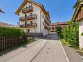 Wohnen mit Alpenpanorama – hochwertig sanierte 4-Zimmer-Wohnung im historischen Badeteil - Hausansicht