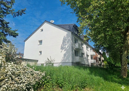 Kernsaniertes 6-Familienhaus mit Wärmepumpe, Garagen und Energieklasse A - Seitenansicht-Start