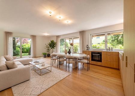 Frisch sanierte 5-Zimmer-Gartenwohnung in der Menterschwaige - Großzügige Fensterfronten eröffnen Blicke in den Privatgarten (virtuell möbliert)