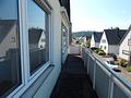 Frisch renovierte 3-Zimmer-Wohnung mit Balkon, Loggia & saniertem Bad im gepflegten Zweifamilienhaus - Wohnzimmer Balkon Bild 2