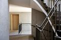 Erstbezug: Besonders großzügige 4-Zimmer-Wohnung mit umlaufendem Balkon und Loggia - Modernes Treppenhaus mit Sichtbeton