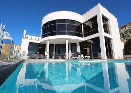 Moderne Villa mit beheiztem Pool und spektakulärem Panoramablick auf Küste und Meer und mit Vermietungslizenz