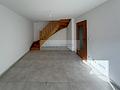 bezugsfreie und renovierte Dachgeschosswohnung in ruhiger Innenhoflage - Wohnzimmer Bild 2