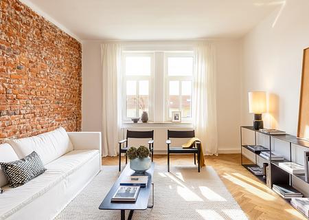 Bezugsbereite, lichterfüllte 4-Zimmer-Altbauwohnung mit Wohnküche und Balkonen - Lichterfülltes Loft-Ambiente