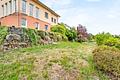 Lichtdurchflutetes Einfamilienhaus in exponierter, ruhiger Aussichtslage - sofort frei! - Rückansicht mit Rasenfläche/Garten