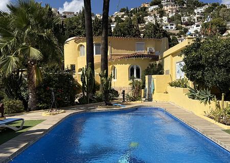 Große Villa auf Eckgrundstück mit Pool und Doppelgarage in Top-Lage in Benissa Montemar