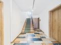 Tegernsee-Flair mit Wallbergblick: Sanierte 3-Zimmer-Wohnung mit großem Sonnenbalkon - Treppenhaus