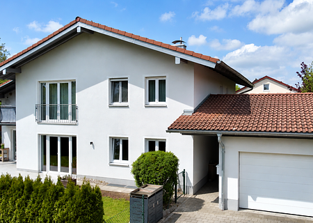 Modernes Zweifamilienhaus mit großem Garten in Stein a. d. Traun - Hausansicht