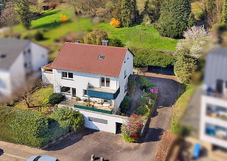 Großzügiges Familienhaus in sonniger Lage mit Sauna, Garten und viel Wohnkomfort - Vogelperspektive 
