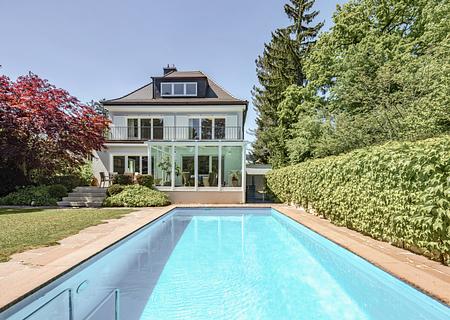 Großzügiges Familiendomizil mit Spa-Bereich, Traumgarten und Pool in Villenlage - Outdoor- Paradies mit Pool