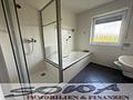 Einzugsbereites Zweifamilienhaus mit Keller, Doppelgarage und Wärmepumpe - Ein Objekt von SOWA Immobilien und Finanzen