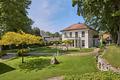 Zeitlos elegante Villa mit Natur-Schwimmteich und prachtvollem Parkgarten in Ammerland - Stimmige Villenklassik