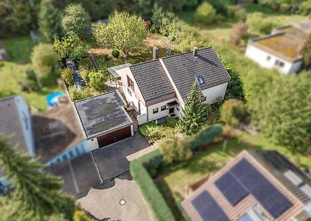 Freistehendes Einfamilienhaus mit Einliegerwohnung, Doppelgarage und großem Naturgarten am Waldrand - Übersicht