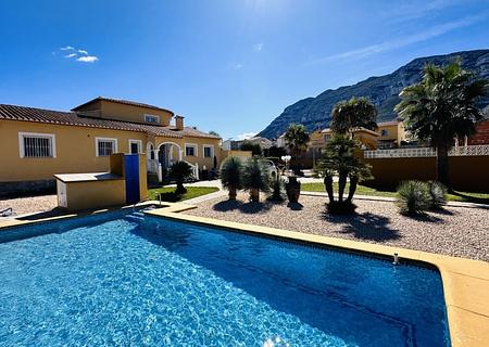 Sehr gepflegte Villa mit großem Grundstück, großem Pool, Tennisplatz, Brunnen, Garage, Heizung, Klima und vielen Extras