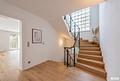 Sonniges Einfamilienhaus zur Neugestaltung auf ca. 1.804 m² großem Grundstück - Treppenhaus (virtuell möbliert)