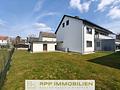 Lichtdurchflutete 4,5-Zimmer-Wohnung mit Süd-Balkon und Privatgarten in Lohhof - Hausansicht/Garten