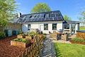 Modernisiertes Familienhaus mit viel Platz zum Leben und moderner Energietechnik - Seitenansicht mit Sonnenterrasse