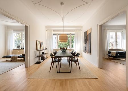 Großzügigkeit im Herzen Schwabings: Stilvoller Altbau mit 6 Zimmern und ruhigem Innenhof-Balkon - Stilvolles Altbau-Domizil