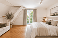Charmantes Domizil mit idyllischem Garten und Baurecht in exquisiter Lage - Schlafzimmer mit Balkon