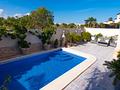 Villa mit 4 Schlafzimmern, 3 Bädern, Dachterrasse, Privatpool und schönem Ausblick