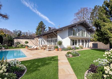 Sonniges Einfamilienhaus zur Neugestaltung auf ca. 1.804 m² großem Grundstück - Sonnenterrasse und Pool (Visualisierung)