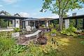 Toller Split-Level-Atrium Bungalow mit 3 Garagenstellplätzen I 10 Jahre Wohnrecht für Verkäufer - Atrium-Terrasse