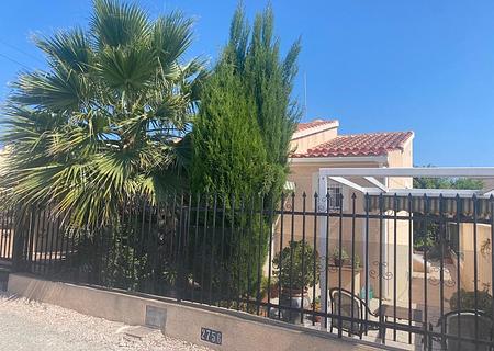 Villa mit 3 Schlafzimmern, 1 Badezimmer, Dachterrasse und Carport in ruhiger Lage