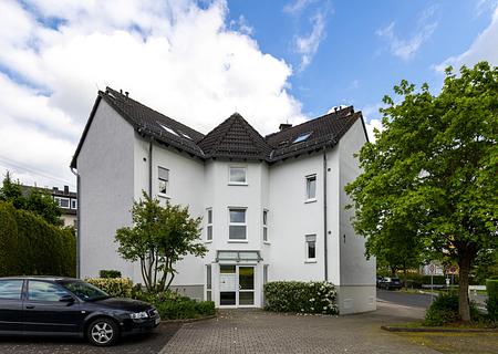 Kl. Wohnung mit Loggia mit TGP sowie 1 PKW Abstellplatz in schönem gepflegten Haus als Kapitalanlage - Haus mit Eingang
