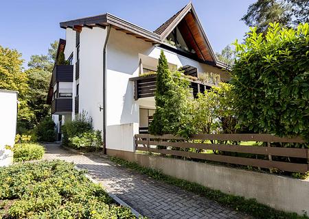 Charmante 2,5-Zi.-Dachgeschosswohnung mit großem Südbalkon in der Bestlage von Solln - Außenansicht