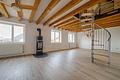 Wohnen mit Charakter: Maisonette-Wohnung in ausgebauter Scheune am Waldrand mit Sonnenterrasse - Wohnzimmer mit Kamin