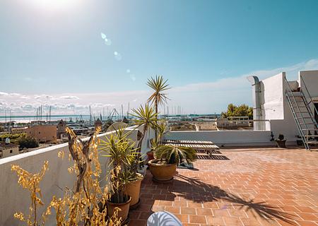 Mallorca einzigartiges Penthouse in bester Lage von Santa Catalina mit Blick über das Meer und Gebirge