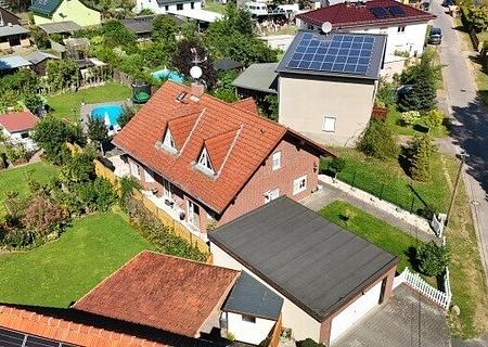 Ein Zuhause voller Lebensfreude: Provisionsfreies Familienhaus mit Pool und modernen Annehmlichkeiten