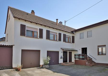 Funktionale 2-Zimmer-Wohnung mit Garage und großer Lagerhalle – solides Objekt mit Potenzial - Hausansicht