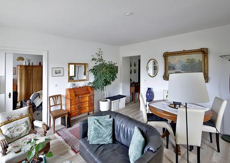 Charmante Eigentumswohnung mit Terrasse in denkmalgeschütztem Altbau - Wohn- und Esszimmer