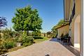 Toskana-Flair & Weitblick – modernes Anwesen auf 1.408 m² Grund // Kapitalanlage auf Nießbrauchbasis - Terrasse mit Garten