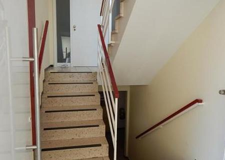 Frisch renovierte 3-Zimmer-Wohnung mit Balkon, Loggia & saniertem Bad im gepflegten Zweifamilienhaus - Treppenhaus